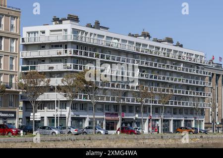 Le Havre - der V34 Gebäudekomplex, der in den 50er Jahren am Bassin du Commerce während des Wiederaufbaus der Stadt im modernistischen Stil erbaut wurde. Stockfoto