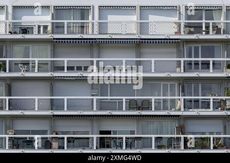 Le Havre - der V34 Gebäudekomplex, der in den 50er Jahren am Bassin du Commerce während des Wiederaufbaus der Stadt im modernistischen Stil erbaut wurde. Stockfoto