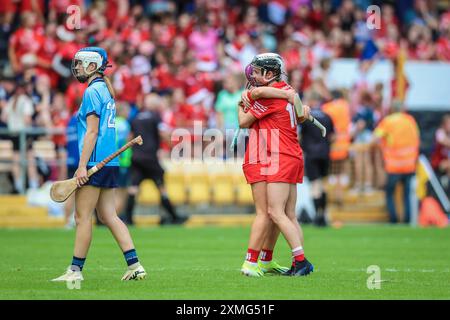 Am 27. Juli 2024 spielten Saoirse McCarthy und Oirlaith Cahalane aus Cork im All Ireland Camogie Halbfinale: Cork 4-18 – Dublin 0:09 Stockfoto