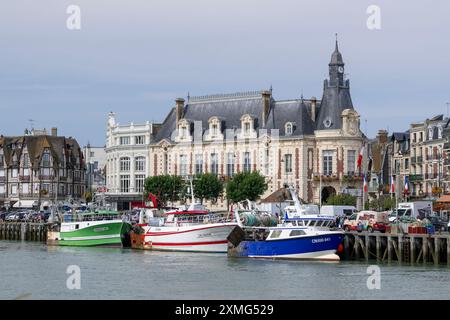 Trouville-sur-Mer, Frankreich - Blick auf den Kai des Flusses Touques mit Fischerbooten und das Rathaus in der Innenstadt von Trouville. Stockfoto