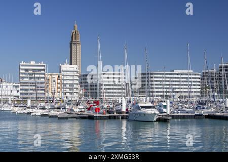 Le Havre, Frankreich - Blick auf den Yachthafen in Le Havre mit vielen Freizeitbooten, die vor Anker liegen. Stockfoto