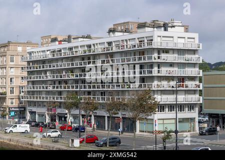 Le Havre - der V34 Gebäudekomplex, der in den 50er Jahren am Bassin du Commerce während des Wiederaufbaus der Stadt im modernistischen Stil erbaut wurde. Stockfoto