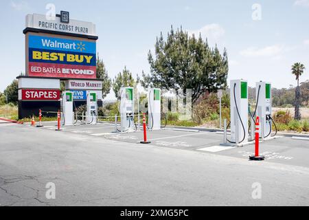 Los Angeles, Kalifornien, USA - 26. April 2021: Ein Blick auf eine elektrifizierende amerikanische Elektrofahrzeug-Ladestation, gesehen in einem lokalen Einkaufszentrum. Stockfoto