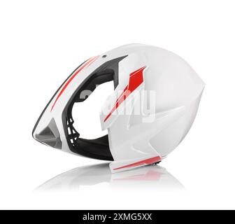 Neuer stylischer Motorradhelm isoliert auf weiß Stockfoto