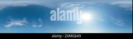 Blauer Sommerhimmel mit hellen Cirrus-Wolken. HDR 360 nahtloses sphärisches Panorama. Voller Zenit oder Himmelskuppel in 3D, Himmelsersatz für Antenne Stockfoto