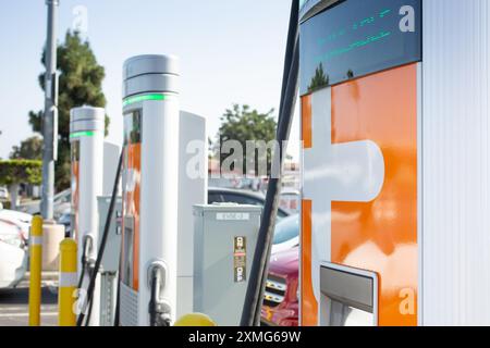 Los Angeles, Kalifornien, USA - 26. April 2021: Eine Ansicht einer Reihe von Ladestationen für Elektrofahrzeuge von Chargepoint. Stockfoto