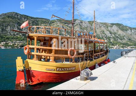 Kotor, Montenegro - 4. Oktober 2019: Das hölzerne Touristenboot „Rotor Fantaztik“ legt in der malerischen Bucht an. Stockfoto