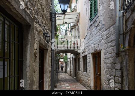 Kotor, Montenegro - 4. Oktober 2019: Eine ruhige Gasse in der Altstadt. Stockfoto