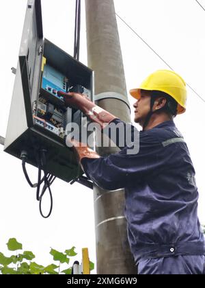 Shenyang. Juli 2024. Ein Arbeiter überprüft ein Stromversorgungsgerät in der Stadt Dandong, nordöstlich Chinas Provinz Liaoning, 27. Juli 2024. Die Überreste des Taifuns Gaemi haben in vielen Teilen Chinas heftige Regenfälle verursacht, was zu Evakuierungen, Zugsuspensionen und steigenden Wasserständen in großen Stauseen führte. Am Sonntag um 7 Uhr morgens waren mehr als 46.000 Einwohner in der nordöstlichen chinesischen Provinz Liaoning sicher umgesiedelt. Quelle: Xinhua/Alamy Live News Stockfoto