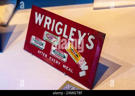 Los Angeles, USA. Juli 2024. Ein altes, antikes Werbeschild für Wrigley's Kaugummi mit dem Slogan „After Every Meal“, ca. 1920er, das im Japanese American National Museum (JANM) in Kalifornien ausgestellt wird. Quelle: Stu Gray/Alamy Live News. Stockfoto