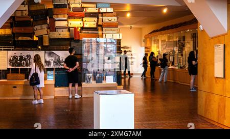 Los Angeles, USA. Juli 2024. Besucher, die die Exponate und Ausstellungen im Japanese American National Museum (JANM) in Kalifornien besichtigen. Quelle: Stu Gray/Alamy Live News. Stockfoto