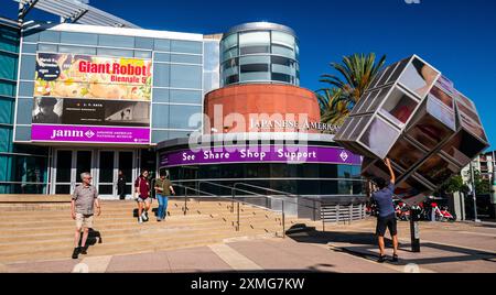 Los Angeles, USA. Juli 2024. Das Äußere des Pavillons des Japanese American National Museum (JANM) auf der Norman Y. Mineta Democracy Plaza in Little Tokyo, Los Angeles, Kalifornien, USA. Der OOMO Cube von Nicole Maloney ist rechts zu sehen. Quelle: Stu Gray/Alamy Live News. Stockfoto