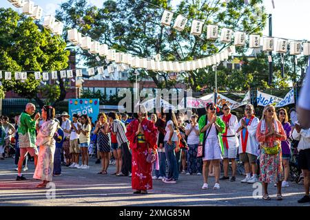 Los Angeles, USA. Juli 2024. Festivalbesucher bereiten sich darauf vor, Bon Odori zu tanzen, einen traditionellen japanischen Volkstanz, um die Geister der Toten zu begrüßen, beim Higashi Obon Festival, dem japanischen Obon Festival im Higashi Honganji Buddhist Temple in Little Tokyo, Los Angeles, Kalifornien. Obon ist ein traditionelles japanisches Ereignis zu Ehren alter Geister. Quelle: Stu Gray/Alamy Live News. Stockfoto