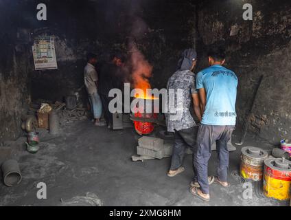 Bangladeschische Arbeiter, die geschmolzenen Stahl in eine Form bringen, in der Dhaka Shipyard, Dhaka Division, Keraniganj, Bangladesch Stockfoto