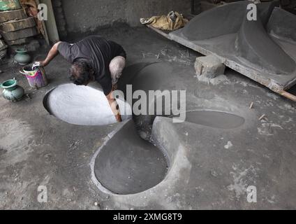 Werftarbeiter, der eine Form für einen Propeller herstellt, Dhaka Division, Keraniganj, Bangladesch Stockfoto