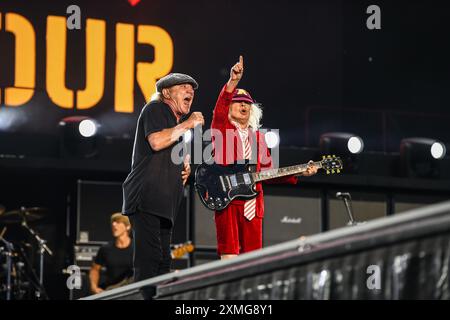 Germany,Nürnberg, Zeppelinfeld - 27 Jul 2024 - Konzert - AC/DC: Power Up Tour Nürnberg Bild: Brain Jonhson und Angus Young, von AC/DC, während ihrer Power Up Tour im Zeppelinfeld in Nürnberg, Deutschland Credit: Ryan Evans/Alamy Live News Stockfoto