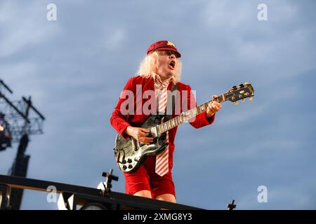 Germany,Nürnberg, Zeppelinfeld - 27 Jul 2024 - Konzert - AC/DC: Power Up Tour Nürnberg Bild: Angus Young, von AC/DC, Preformer während ihrer Power Up Tour im Zeppelinfeld in Nürnberg Credit: Ryan Evans/Alamy Live News Stockfoto