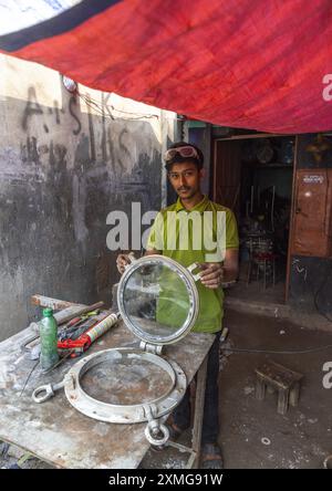 Bangladeschischer Arbeiter mit einem Bullauge in der Dhaka Shipyard, Dhaka Division, Keraniganj, Bangladesch Stockfoto