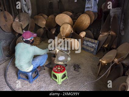 Bangladeschischer Werftarbeiter, der einen Propeller poliert, Dhaka Division, Keraniganj, Bangladesch Stockfoto