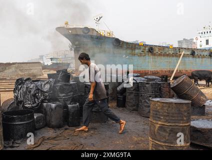 Bangladeschi Mann brennt Asphalt in der Dhaka Werft, Dhaka Division, Keraniganj, Bangladesch Stockfoto