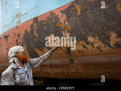 Arbeiter bei der Dhaka-Werft, die Rost entfernt, Dhaka Division, Keraniganj, Bangladesch Stockfoto