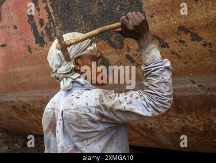 Arbeiter bei der Dhaka-Werft, die Rost entfernt, Dhaka Division, Keraniganj, Bangladesch Stockfoto