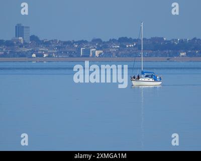 Sheerness, Kent, Großbritannien. Juli 2024. Wetter in Großbritannien: Sonnig in Sheerness, Kent. Quelle: James Bell/Alamy Live News Stockfoto