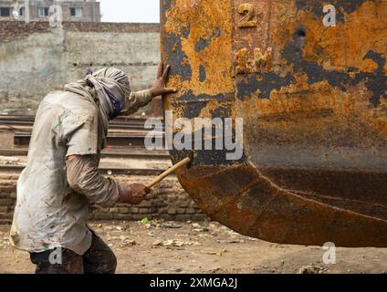 Arbeiter bei der Dhaka-Werft, die Rost entfernt, Dhaka Division, Keraniganj, Bangladesch Stockfoto