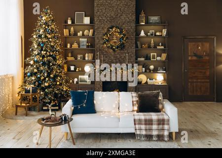 Genießen Sie ein gemütliches und festliches weihnachtliches Wohnzimmer mit wunderschönen Dekorationen und einem leuchtenden Baum Stockfoto