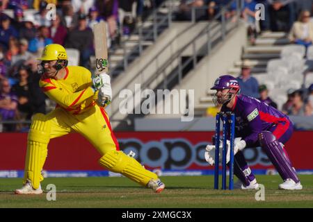 Leeds, 26. Juli 2024. Tom Banton schlägt für Trent Rockets Männer gegen Northern Superchargers Männer in The Hundred in Headingley. Der Wicket-Hüter ist Ollie Robinson. Quelle: Colin Edwards Stockfoto