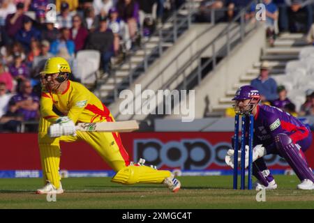 Leeds, 26. Juli 2024. Tom Banton schlägt für Trent Rockets Männer gegen Northern Superchargers Männer in The Hundred in Headingley. Der Wicket-Hüter ist Ollie Robinson. Quelle: Colin Edwards Stockfoto