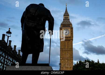 Eine Statue Sir Winston Churchill ist vor Big Ben im Zentrum Londons zu sehen. Stockfoto