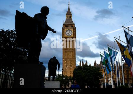 Statuen von David Lloyd George und Sir Winston Churchill sind vor Big Ben im Zentrum Londons zu sehen. Stockfoto