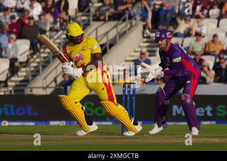 Leeds, 26. Juli 2024. Rovman Powell spielt für Trent Rockets Männer gegen Northern Superchargers Männer in The Hundred in Headingley. Der Wicket-Hüter ist Ollie Robinson. Quelle: Colin Edwards Stockfoto