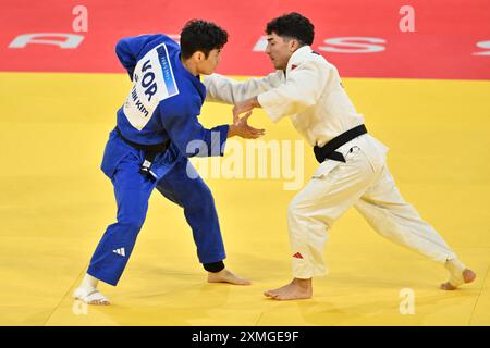 Paris, Frankreich. Juli 2024. Giorgi Sardalashvili und Kim Won-jin (blau) aus Südkorea treten am 27. Juli 2024 in der Champ-de-Mars Arena in Paris bei der 60 kg schweren Wiederholung der Olympischen Spiele 2024 an. Quelle: Abaca Press/Alamy Live News Stockfoto