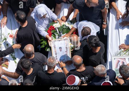 28. Juli 2024, Israel, Majdal Shams: Menschen trauern um die Beerdigung ihrer Verwandten in der Drusenstadt Majd al-Shams auf den israelisch kontrollierten Golanhöhen. Mehrere Kinder und Jugendliche wurden bei einem Raketenangriff auf ein Fußballfeld im Dorf getötet. Foto: Ilia Yefimovich/dpa Stockfoto