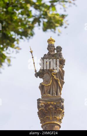 Duderstadt Duderstadt ist eine Stadt und selbständige Gemeinde im Landkreis Göttingen im südöstlichen Niedersachsen. Das überwiegend mittelalterliche Stadtbild wird geprägt von rund 600 Bürgerhäuser verschiedener Stilepochen hauptsächlich Fachwerkhäuser . Mariensäule. Duderstadt Niedersachsen Deutschland *** Duderstadt Duderstadt ist eine Stadt und selbständige Gemeinde im Landkreis Göttingen im Südosten Niedersachsens das überwiegend mittelalterliche Stadtbild ist geprägt von rund 600 Bürgerhäusern verschiedener Stile, überwiegend Fachwerkhäuser Mariensäule Duderstadt Niedersachsen Germa Stockfoto