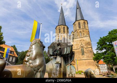 Duderstadt die römisch-katholische Basilika St. Cyriakus ist eine Pfarrkirche in der Stadt Duderstadt im Landkreis Göttingen von Niedersachsen. Sie gilt als Hauptkirche der Stadt und des Untereichsfelds. In der Stadt wird sie auch Oberkirche und in der Region Eichsfelder Dom genannt. Im Vordergrund der Schützenbrunnen. Duderstadt Niedersachsen Deutschland *** Duderstadt die römisch-katholische Basilika St. Kyriakus ist eine Pfarrkirche in der Stadt Duderstadt im Niedersächsischen Landkreis Göttingen. Sie gilt als Hauptkirche der Stadt und des Gebiets NiederEichsfeld in der Stadt ist sie al Stockfoto