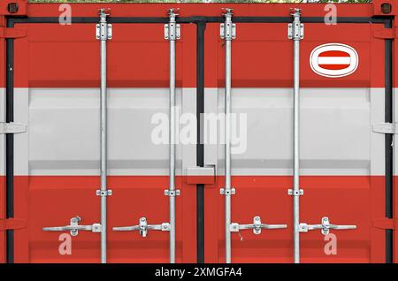 Österreichische Flagge auf Metalltüren von Frachtcontainern im Außenbereich im Dockbereich in Nahaufnahme abgebildet Stockfoto