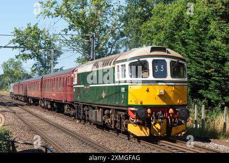 Ingatestone, Essex, Großbritannien. Juli 2024. Der Organisator UK Railtours betreibt einen klassischen dieselgeschleppten Personenzug vom Bahnhof London Fenchurch Street in die Küstenstadt Clacton-on-Sea in Essex, zunächst mit einer Lokomotive der British Rail Class 33 Nummer D6515 aus den 1960er Jahren bis nach Harwich. Eine Lokomotive der Baureihe 66 bringt den Zug nach Clacton und die Rückfahrt nach London. 98 dieselelektrische Lokomotiven der Baureihe 33 wurden zwischen 1960 und 1962 für die südliche Region der British Railways gebaut, die letzte wurde Mitte der 1990er Jahre ausgemustert Stockfoto