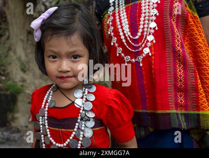 Chakma-Mädchen in Traditionskleidung, das das Biju-Festival feiert, Chittagong Division, Kawkhali, Bangladesch Stockfoto