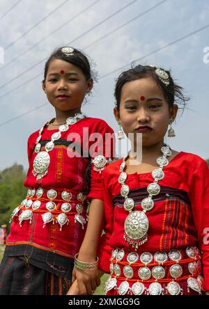 Chakma-Mädchen in Traditionskleidung feiern das Biju-Festival, Chittagong Division, Kawkhali, Bangladesch Stockfoto