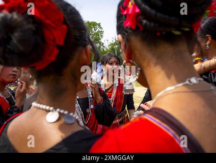 Chakma-Frauen in traditioneller Kleidung feiern das Biju-Festival, Chittagong Division, Kawkhali, Bangladesch Stockfoto