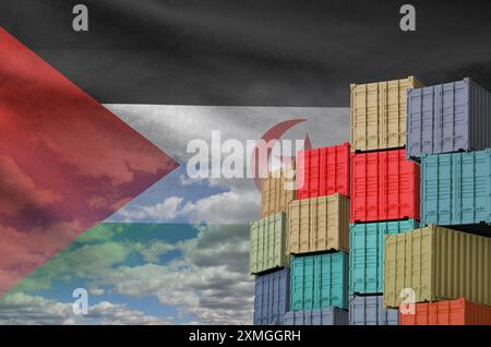Westsahara-Flagge und großer Stapel Frachtcontainer in Docks mit Himmelshintergrund aus nächster Nähe Stockfoto