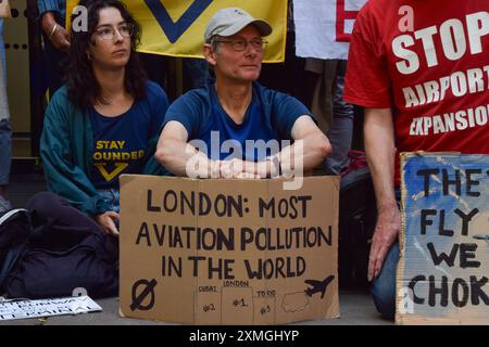 27. Juli 2024, London, England, Großbritannien: Aktivisten versammelten sich vor dem Verkehrsministerium, um gegen Pläne für eine Erweiterung des London City Airport zu protestieren, die zu erhöhten Emissionen und Verschmutzungen führen würde. (Kreditbild: © Vuk Valcic/ZUMA Press Wire) NUR REDAKTIONELLE VERWENDUNG! Nicht für kommerzielle ZWECKE! Stockfoto