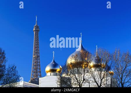 FRANKREICH. PARISER KUPPEL (75) DER NEUEN RUSSISCH-ORTHODOXEN KATHEDRALE SAINTE-TRINITE DES ARCHITEKTEN JEAN-MICHEL WILMOTTE, EIFFELTURM IM HINTERGRUND Stockfoto