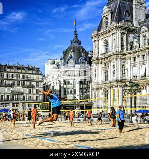 FRANKREICH. PARIS (75) 4TH. BEZIRK. BEACHVOLLEYTURNIER IN PARIS-PLAGES. PROGNOSE DES RATHAUSES. IM HINTERGRUND BEFINDET SICH DER RATHAUSBASAR - BHV Stockfoto