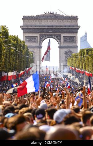 FRANKREICH. PARIS (75) 8. BEZIRK. FRANZÖSISCHE FUSSBALLMANNSCHAFT AUF DER AVENUE DES CHAMPS-ELYSEES AM 16. JULI 2018 NACH IHREM SIEG BEI DER FUSSBALL-WELTMEISTERSCHAFT 2018 IN Stockfoto