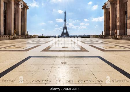 FRANKREICH. PARIS (75) 31. MÄRZ 2020 - INNENHOF DER MENSCHENRECHTE AM TROCADERO UND AM EIFFELTURM UNTER EINDÄMMUNG DER COVID-19 Stockfoto