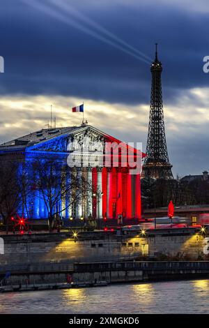 FRANKREICH. PARIS (75) NATIONALVERSAMMLUNG-PALAIS BOURBON, BLAU-WEISS-ROT NACH DEN ANSCHLÄGEN VOM 13. NOVEMBER 2015 ERLEUCHTET Stockfoto